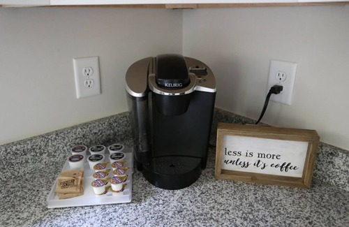 Greer House | 3Bed/2Bath Ritzy 1 of 3