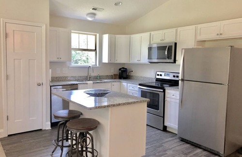 Greer House | 3Bed/2Bath Ritzy 2 of 3