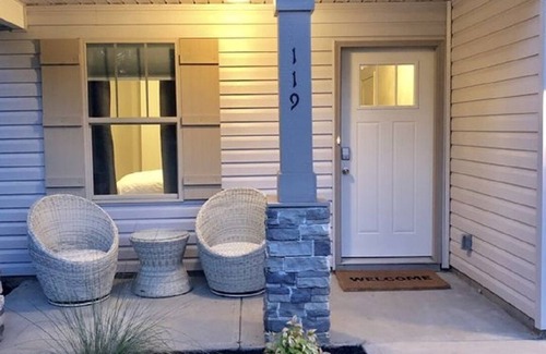 Greer House | 3Bed/2Bath Ritzy 2 of 3