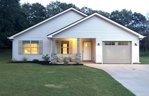 Greer House | 3Bed/2Bath Ritzy 2 of 3