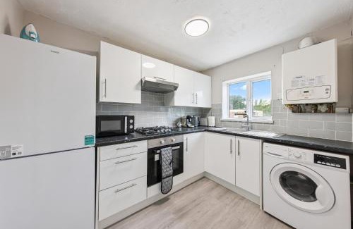 Basildon House | 3Bed, Sleeps 7, TV in Each Room, Garden, Parking