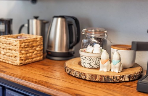 Moore House | 3BR 1.5BA Fenced Yard & Patio-10 miles to OKC, 15 mins to Airport, 20 mins to OU