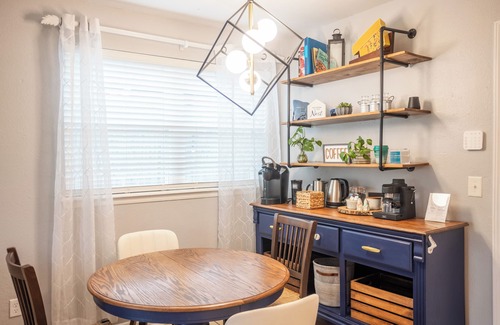 Moore House | 3BR 1.5BA Fenced Yard & Patio-10 miles to OKC, 15 mins to Airport, 20 mins to OU