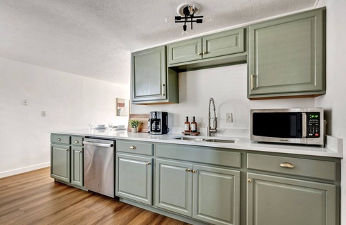 Hilltop House | 3br/1.5bath Upscale, Safe, Quiet Ranch in Columbus - lots of parking