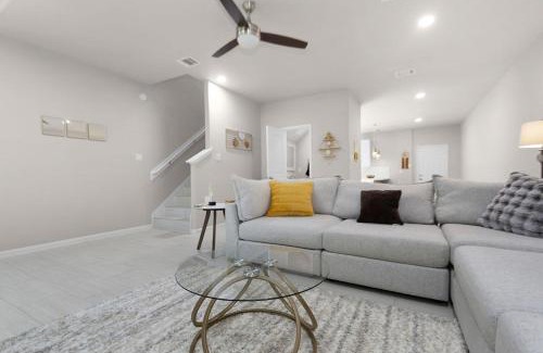 Conroe Apartment | 3BR 2 & half Bath Townhouse Modern Spacious Retreat Near Lake Conroe!