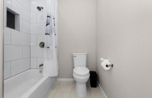 Conroe Apartment | 3BR 2 & half Bath Townhouse Modern Spacious Retreat Near Lake Conroe!