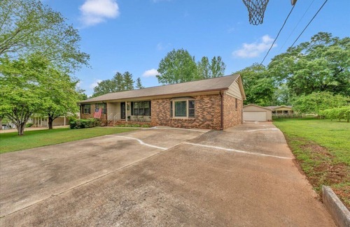 Scottsboro House | 3br 2ba Bring the Bass Boats! Sleeps 10. Only 8 min to Goosepond