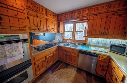 Menlo Cabin | 3BR, 2BA, stunning mtn view, jacuzzi, dry sauna, fire pit, wood burning stove