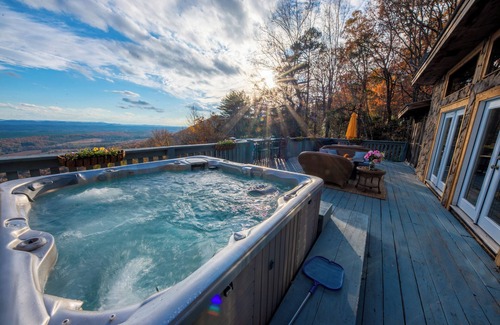 Menlo Cabin | 3BR, 2BA, stunning mtn view, jacuzzi, dry sauna, fire pit, wood burning stove