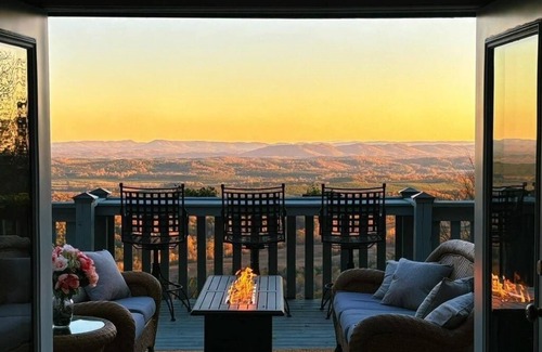 Menlo Cabin | 3BR, 2BA, stunning mtn view, jacuzzi, dry sauna, fire pit, wood burning stove