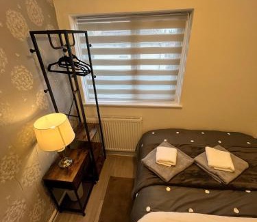 Nottingham House | 3BR, 6 x FREE off street parking, CCTV,Perfect for business Trip & Families holiday & working proffesional-long term,M1 J25-10Min ,WI-Fi 500Mb,Netflix,Secure Huge Private garden,Fully equiped kitchen,Few local shops- Peaceful & Convenient,