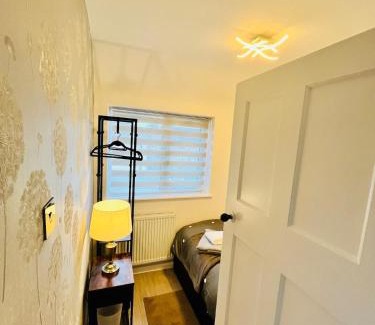 Nottingham House | 3BR, 6 x FREE off street parking, CCTV,Perfect for business Trip & Families holiday & working proffesional-long term,M1 J25-10Min ,WI-Fi 500Mb,Netflix,Secure Huge Private garden,Fully equiped kitchen,Few local shops- Peaceful & Convenient,