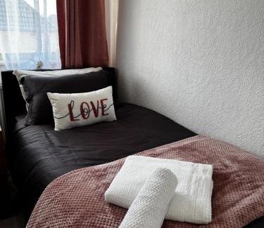Nottingham House | 3BR, 6 x FREE off street parking, CCTV,Perfect for business Trip & Families holiday & working proffesional-long term,M1 J25-10Min ,WI-Fi 500Mb,Netflix,Secure Huge Private garden,Fully equiped kitchen,Few local shops- Peaceful & Convenient,
