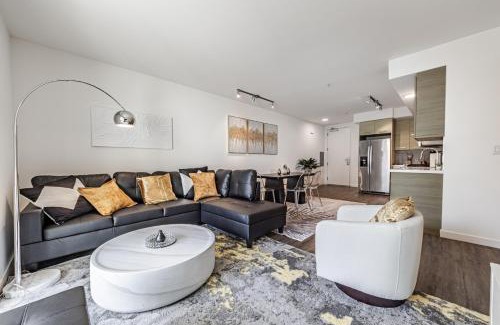 Downtown Apartment | 3BR Apartment Near Santa Monica Pier