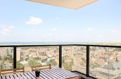 Kiryat Yam Apartment | 3BR charming on the 14th floor overlooking the sea