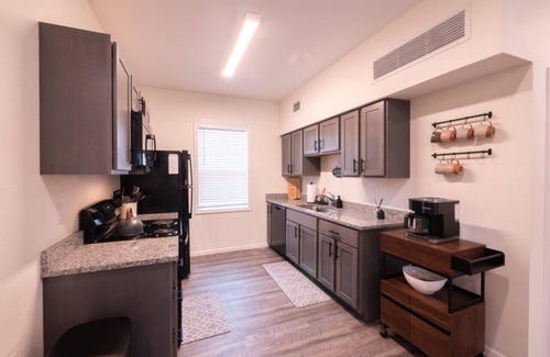 University Place Apartment | [3BR] Chic Retreat > Min to KU/Mass