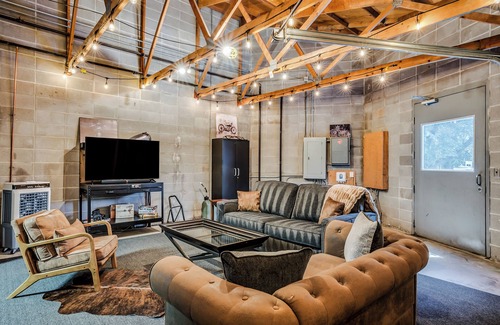 Wichita House | 3BR Downtown Boho Hydeaway with Epic Garage Hangout for small gatherings