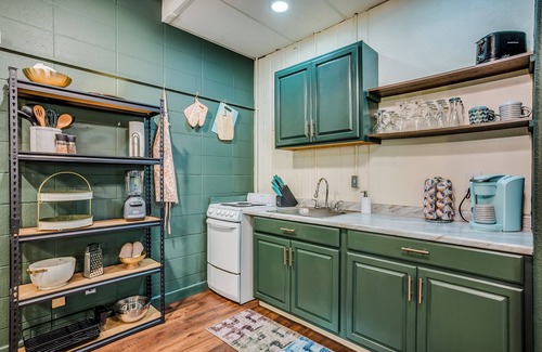 Wichita House | 3BR Downtown Boho Hydeaway with Epic Garage Hangout for small gatherings