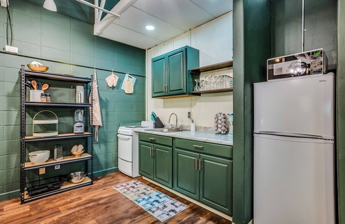 Wichita House | 3BR Downtown Boho Hydeaway with Epic Garage Hangout for small gatherings