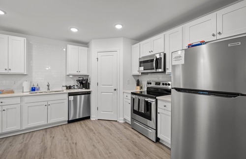 Salisbury House | 3BR Downtown Retreat King Bed Cozy & Fast WiFi