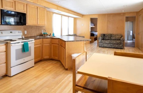 Cadiz Boat Rental | 3BR Floating Cabin 2: Dog Friendly!