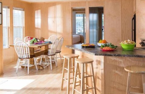 Cadiz Boat Rental | 3BR Floating Cabin - Dog Friendly