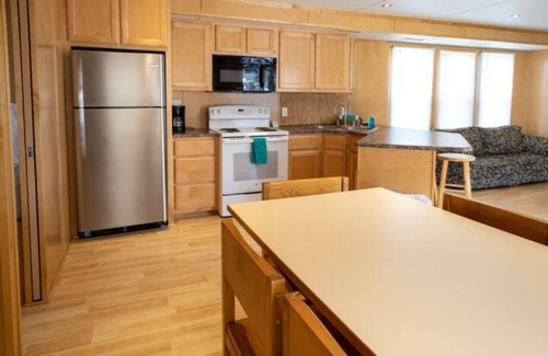 Cadiz Boat Rental | 3BR Floating Cabin - Dog Friendly