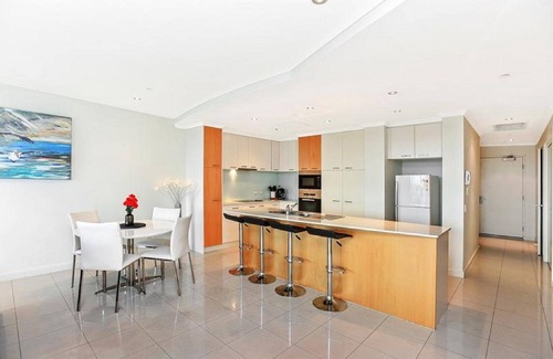 Victor Harbor Apartment | 3BR Gallery 13 Penthouse Escape – Spa Bath, Tennis Court,Swimming Pool & Secure Parking