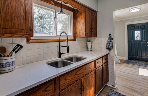 Maxwell House | 3BR Home | 1 Acre | Sleeps 6