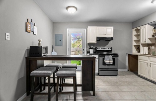 Gladstone House | 3BR Home|Mins from MCI & DT KC| Parking+WiFi