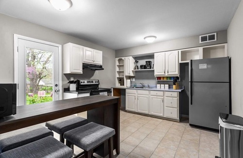 Gladstone House | 3BR Home|Mins from MCI & DT KC| Parking+WiFi