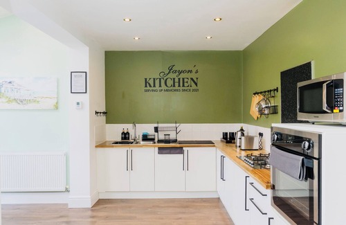 Leicester House | 3BR House-5 Beds-Drivewayx2-WiFi 500Mbps-7 Guests (5 ⭐️⭐️⭐️⭐️⭐️ Ratings Airbnb)