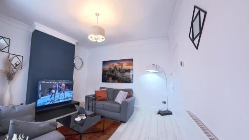 Houghton le Spring Apartment | 3br Ironside Urban Luxe Retreat, FREE parking