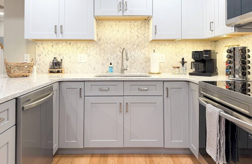 Portsmouth Apartment | 3BR Luxe ~ Elegant Design ~ DNTN ~ Deck ~ Parking