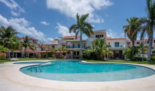 Zona Hotelera House | 3BR Modern House w/Pool and Great Location!