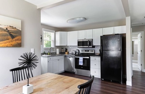 Southeast Raleigh House | 3BR Oasis | Mins from Downtown - King Bed