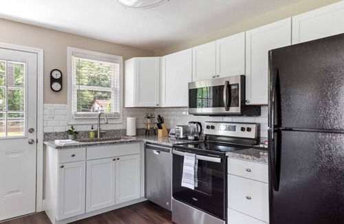 Southeast Raleigh House | 3BR Oasis | Mins from Downtown - King Bed