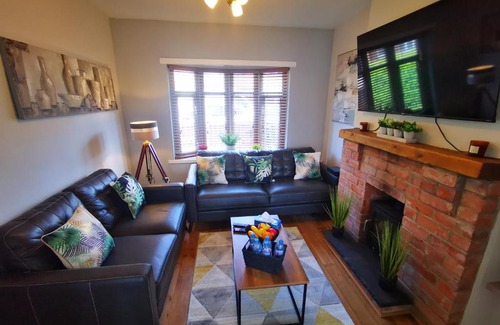 Ormeau House | 3BR Ormeau Road cosy stay with secret garden by Short Stay NI Ltd