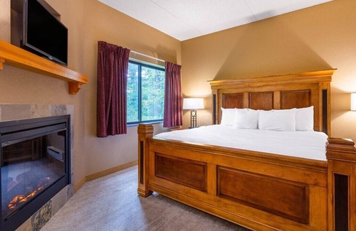 Wisconsin Dells Resort | 3BR 'Penthouse', River/Nature View, Resort Condo