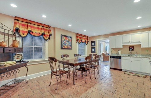 Historic Downtown Savannah Condo | 3BR Street Level Apartment on Jones St w/Parking