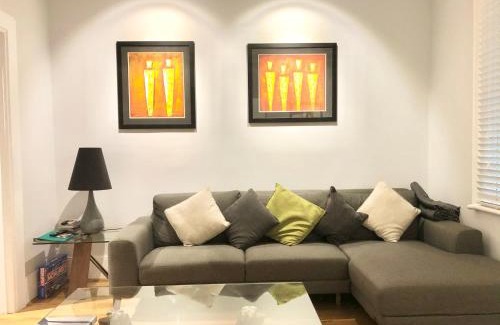 Pyrmont House | 3BR Terrace House in Darling Habour, next to ICC and The Star, Sydney CBD, Free parking