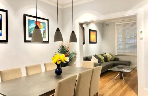 Pyrmont House | 3BR Terrace House in Darling Habour, next to ICC and The Star, Sydney CBD, Free parking