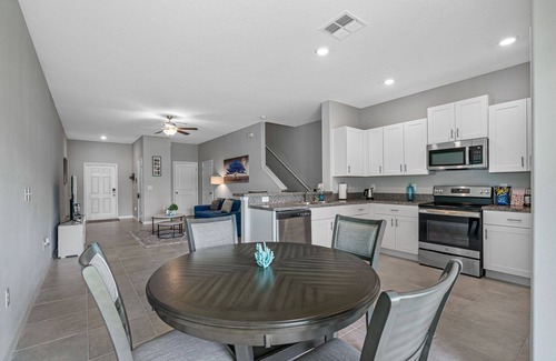 Greater Palm River Point CDC House | 3BR* Townhouse* W Garage near beach