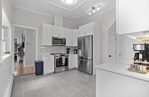 Winter Hill Apartment | 3BR2BATH Lux Home in Somerville