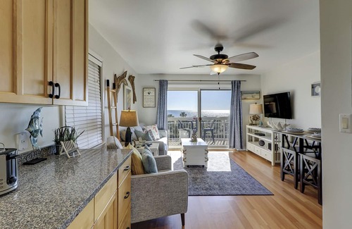 North Forest Beach Condo | 3rd Floor Ocean Views Updated luxury 1 BR Condo Bikes & Beach Gear included