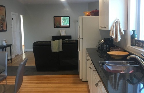 Winter Hill Apartment | 3RD Floor unit · Sun-Drenched, Quiet 3rd Floor,3 bedrooms