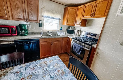 West Newton House | 4 bd/10 min to downtown W/D