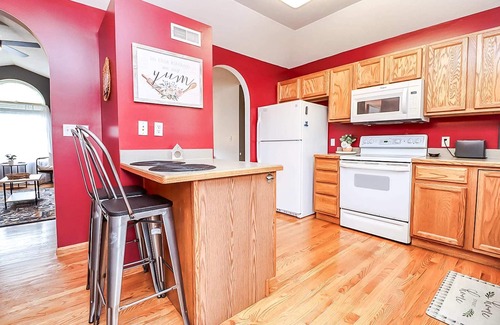 Lincoln House | 4 bd 2.5b 8 guests | Game Room | Large Backyard