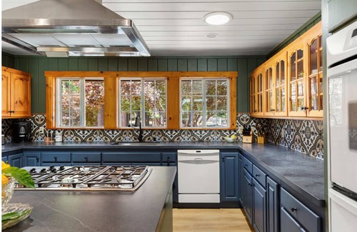 Freestone House | 4+bd/3ba Redwood Retreat w/pool