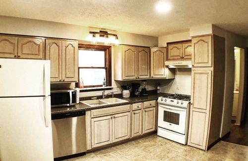 Geneva-on-the-Lake House | 4 BDRM LAKE LODGE, SLEEPS 12, RIGHT IN THE HEART OF THE GOTL STRIP